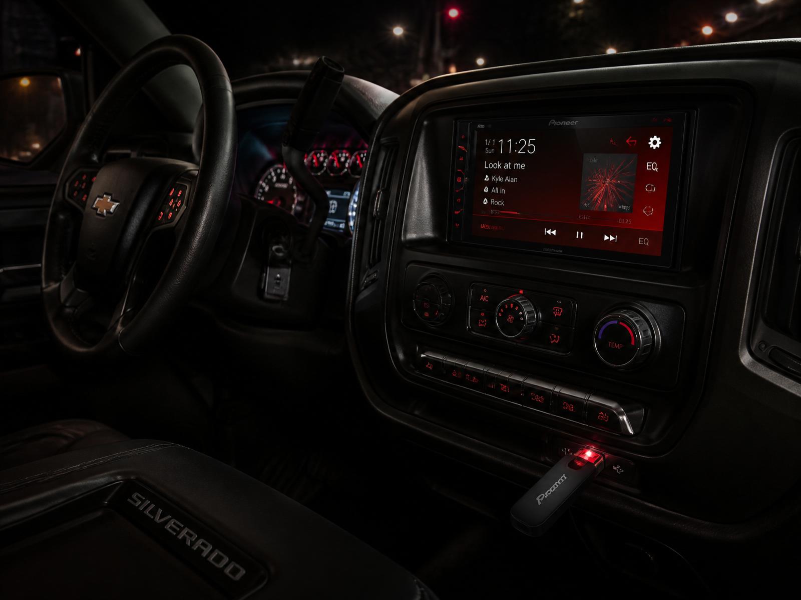 Multimídia Pioneer em caminhão Silverado com pendrive Conexão Paraná